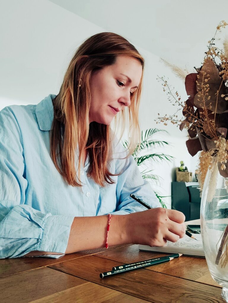 Portrait de Maëlle Lesage, illustratrice freelance, spécialiste du crayon graphite et du noir et blanc